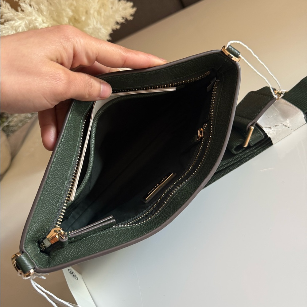 New, authentic Tory Burch blake swing crossbody bag in green - Picture 9 of 14